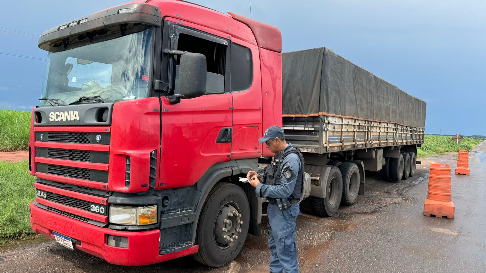 Policial militar na abordagem da carreta - Foto: Jornal da Nova